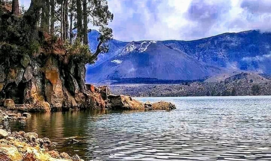 Sembalun crater rim - mt Rinjani summit - lake - hot springs - Senaru crater rim